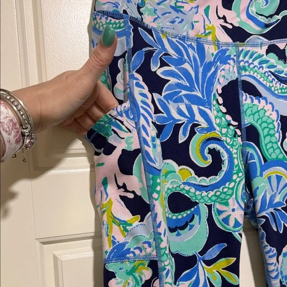 Lilly Pulitzer sirens and spirits luxletic Cropped Leggings L - Picture 3 of 9